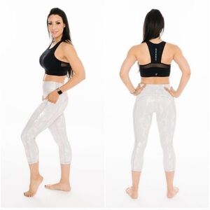 Zyia Silver Camo Metallic Pocket Light N Tight High-rise Capris Size 8-10​​​​​